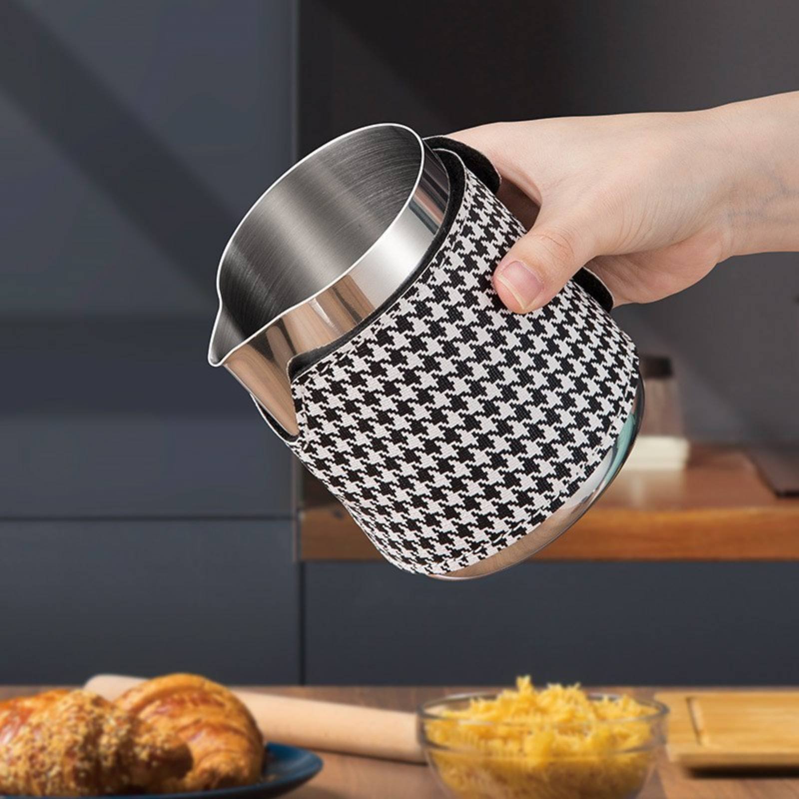 Milk Steaming Pitcher - Latte Art Pitcher Heat Resistant Measuring